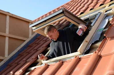 Pose de fenêtres de toit Velux à Larressore